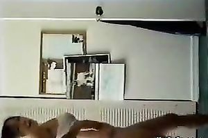 Mind blowing swarthy hottie drills her saggy snatch with comb