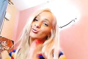 This blue eyed golden-haired temptress knows what to do on cam