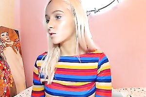 This blue eyed golden-haired temptress knows what to do on cam