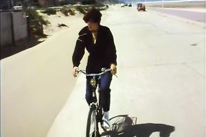 There's no thing than watching 2 hawt honeys having a 3some