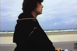 There's no thing than watching 2 hawt honeys having a 3some