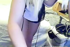 Stunning golden-haired chick stripteases and turns me on