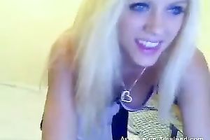 Stunning golden-haired chick stripteases and turns me on