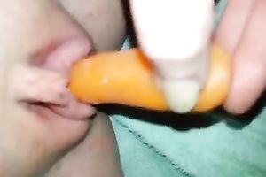 Chubby Australian gf pokes her powerful muff with carrot