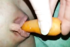Chubby Australian gf pokes her powerful muff with carrot