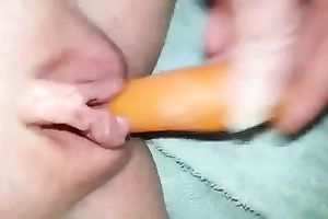 Chubby Australian gf pokes her powerful muff with carrot