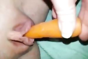 Chubby Australian gf pokes her powerful muff with carrot