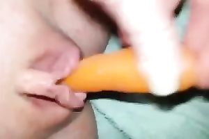 Chubby Australian gf pokes her powerful muff with carrot