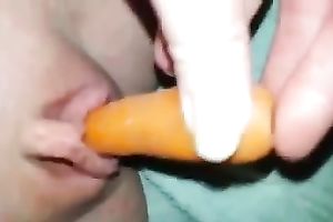 Chubby Australian gf pokes her powerful muff with carrot