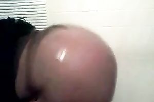 Big ass arse in the shower is even more sexier when wet