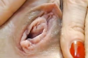 This babe knows how to be trashy and she masturbates like nobody