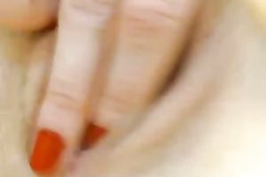 This babe knows how to be trashy and she masturbates like nobody