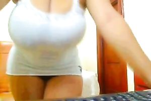 Thickalicious mommy rubbing biggest pantoons with oil in dilettante episode