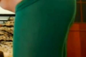 Sexy cam amateur sexpot was posing in her green yoga panties