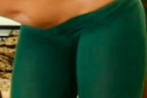 Sexy cam amateur sexpot was posing in her green yoga panties