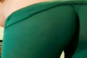 Sexy cam amateur sexpot was posing in her green yoga panties