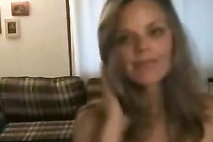 Amateur cutie demonstrates her natural beauty for the livecam