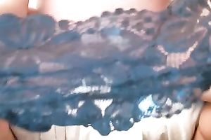 Beautiful though rather pale livecam gal had a sex toy to pet herself