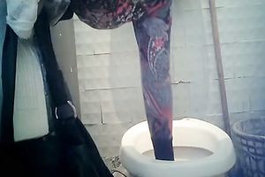 White non-professional white lady in blue jeans stripped on cam in the crap-house