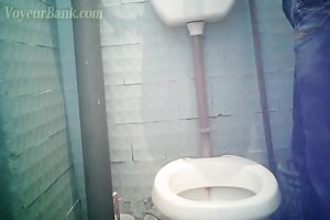 White non-professional white lady in blue jeans stripped on cam in the crap-house