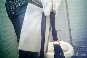 White non-professional white lady in blue jeans stripped on cam in the crap-house