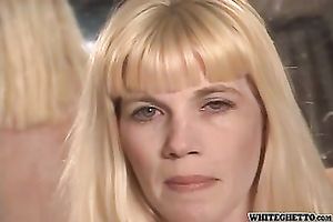 Flexible nympho gives hawt oral pleasure to her lewd paramour