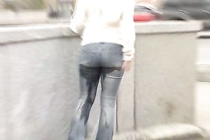 Just an amateur dark brown playgirl in jeans peeing in her panties in public