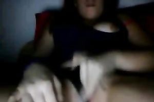 Webcam solo episode with an non-professional brunette hair fingering her fur pie