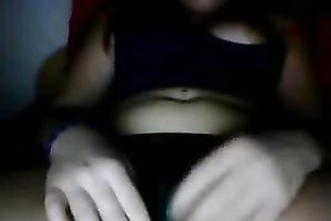 Webcam solo episode with an non-professional brunette hair fingering her fur pie