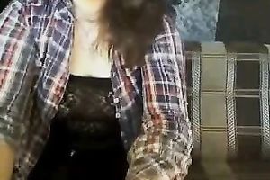 Hot cam sexploitress flashes her biggest love melons