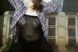 Hot cam sexploitress flashes her biggest love melons