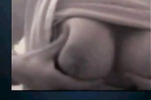 Nice milk sacks and round butt on the webcam from an dilettante playgirl