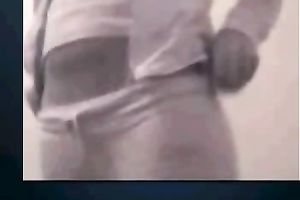 Nice milk sacks and round butt on the webcam from an dilettante playgirl