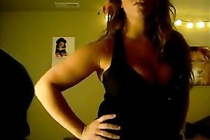 Desirable curvaceous housewife twerking her elastic booty for me