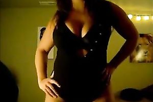 Desirable curvaceous housewife twerking her elastic booty for me