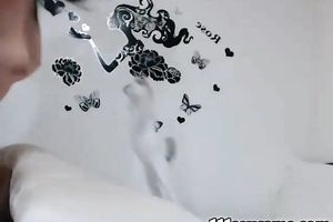 Fat butt dark brown camgirl showing her gazoo on web camera