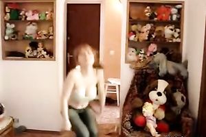 Sizzling hawt cam cutie knows how to dance on camera