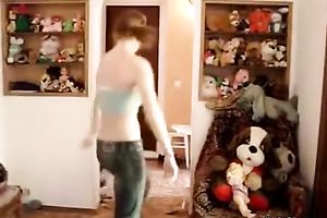 Sizzling hawt cam cutie knows how to dance on camera