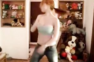 Sizzling hawt cam cutie knows how to dance on camera