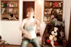 Sizzling hawt cam cutie knows how to dance on camera