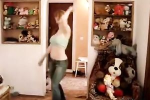 Sizzling hawt cam cutie knows how to dance on camera