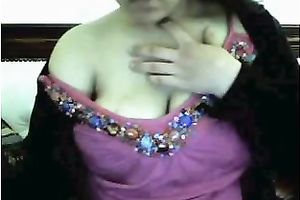 Black haired livecam wench undresses and shows her saggy large tities