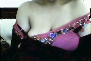 Black haired livecam wench undresses and shows her saggy large tities