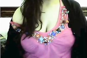 Black haired livecam wench undresses and shows her saggy large tities