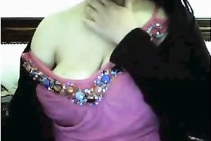 Black haired livecam wench undresses and shows her saggy large tities