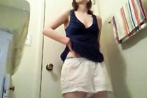 Striptease performance of my curvy non-professional girlfriend in baths