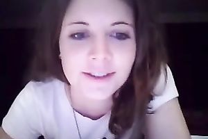 Flexible camgirl likes showing off her large soaked butt