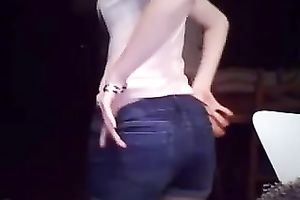 Flexible camgirl likes showing off her large soaked butt