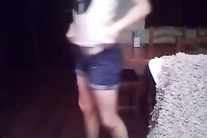 Flexible camgirl likes showing off her large soaked butt