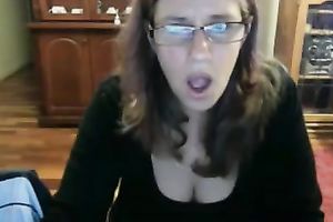 This amateur golden-haired slutwife on webcam has smth to impress me